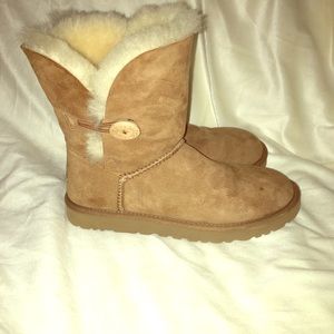 Ugg Bailey Button Chestnut Sz 8